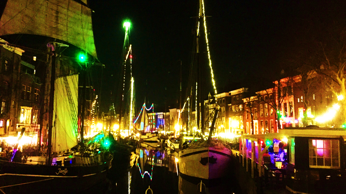 Luci natalizie lungo uno dei canali di Groningen