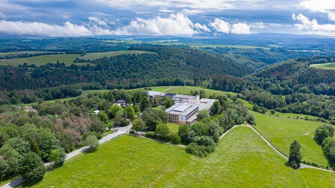 In mezzo ai campi e alle foreste lussureggianti della rinomata regione tedesca del Taunus, si trova il centro spirituale "Shree Peetha Nilaya"