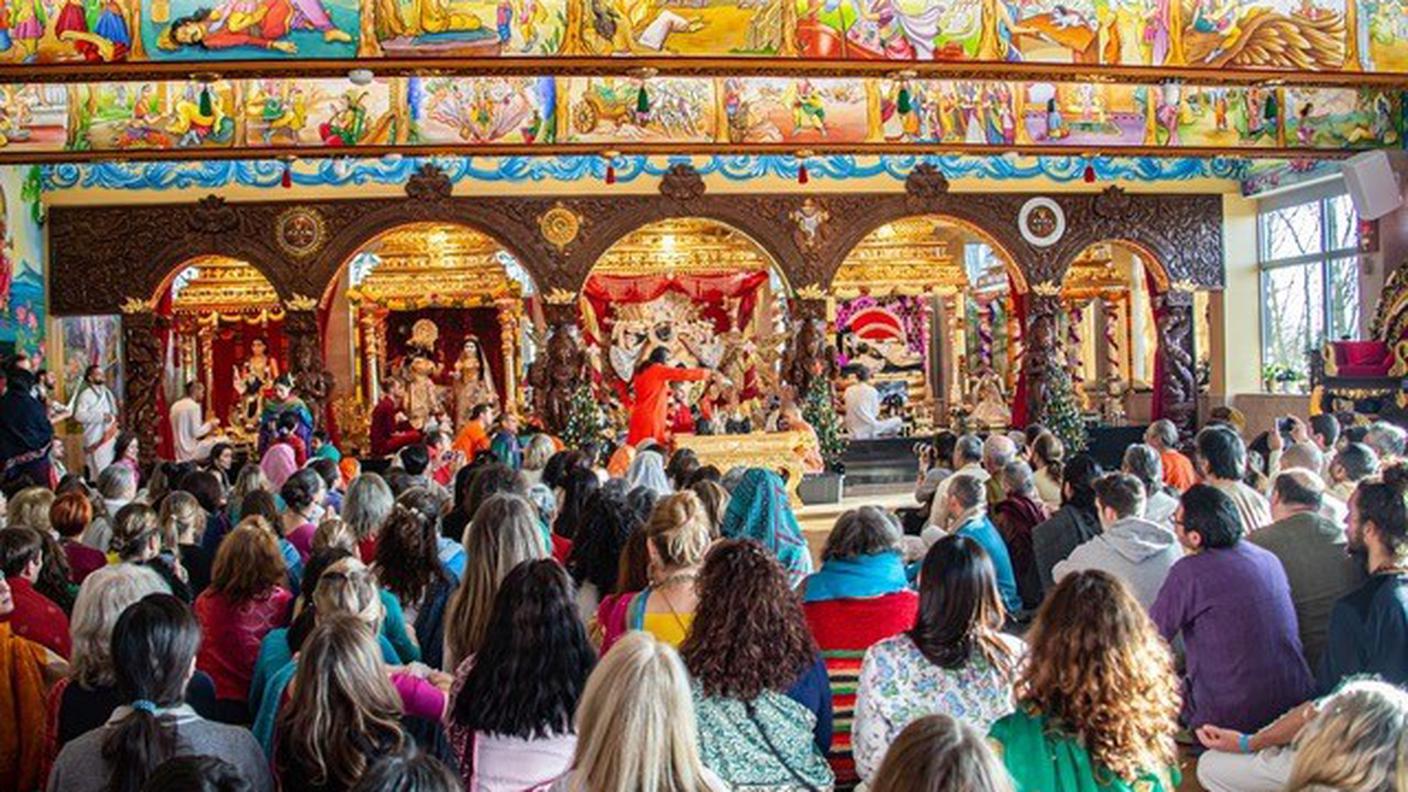 Foto del tempio induista con l’altare che ospita varie divinità ed è abbellita con tanti disegni di storie sacre e santi