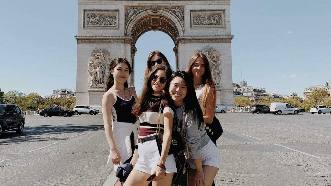 Con le amiche dell’università davanti all’Arc de Triomphe