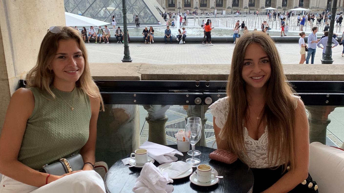 Anais (a destra) con un'amica, vicino al Musée du Louvre