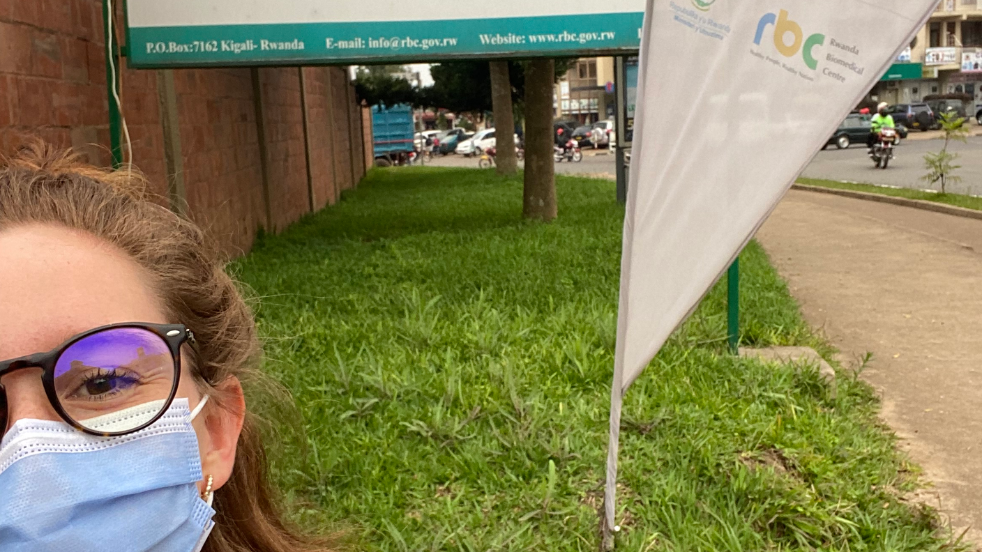 Selfie davanti all'ufficio