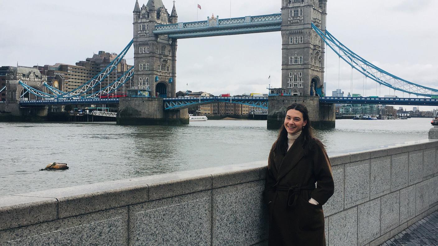 Elisabetta davanti al Tower Bridge, famoso ponte di Londra