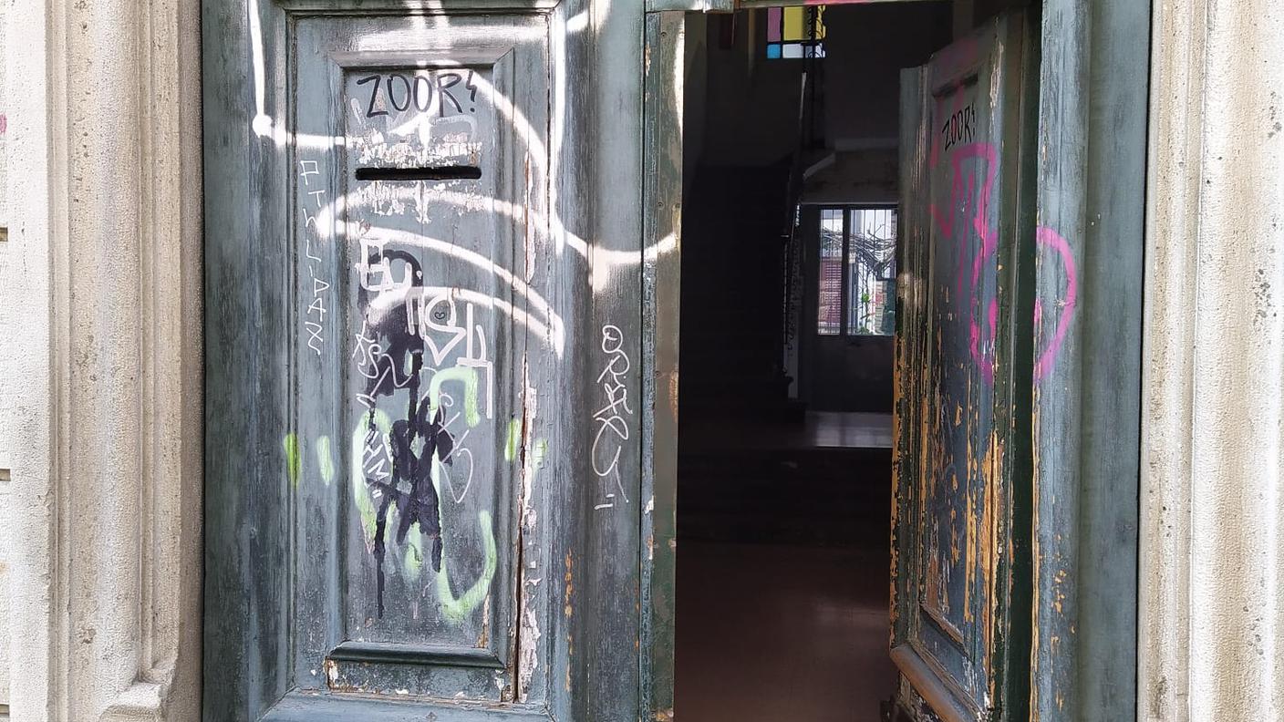 L’entrata dell’edificio dove vive Saverio, una casa vecchia ristrutturata nel quartiere dei navigli