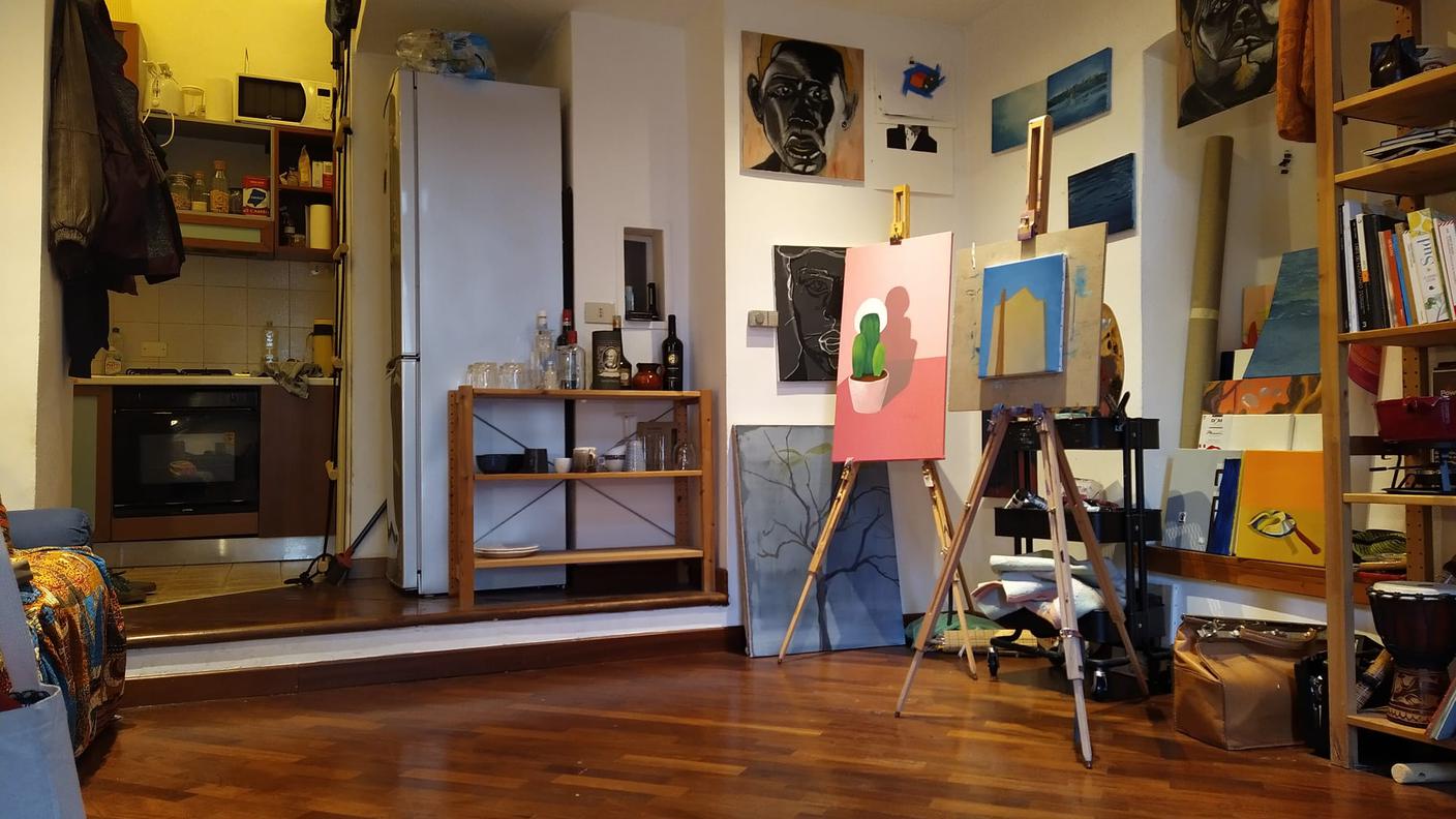 L'appartamento di Saverio, in cui vive con un amico, e con il quale condivide il soggiorno a mò di studio artistico