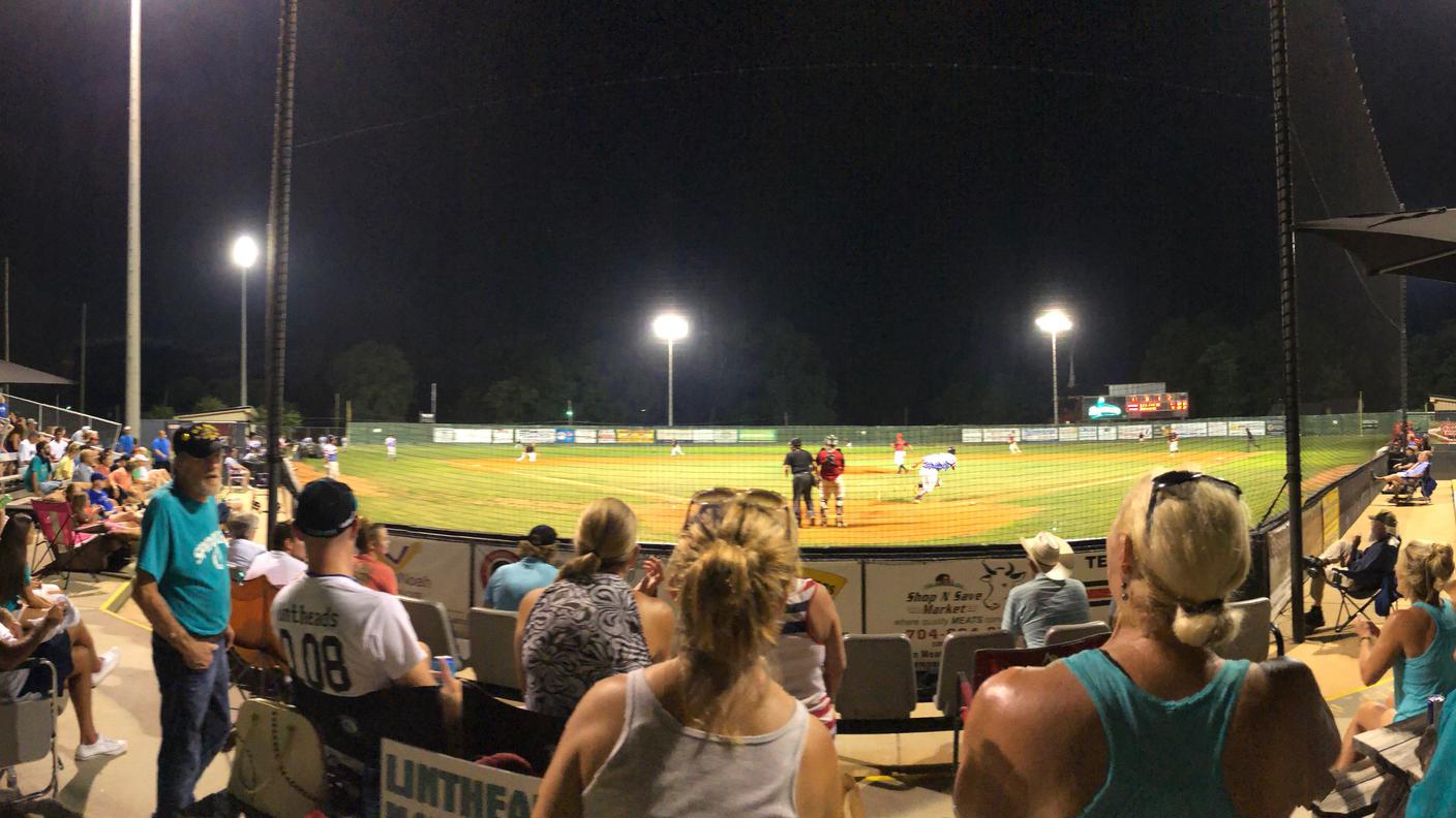 Serata estiva al campo di baseball locale