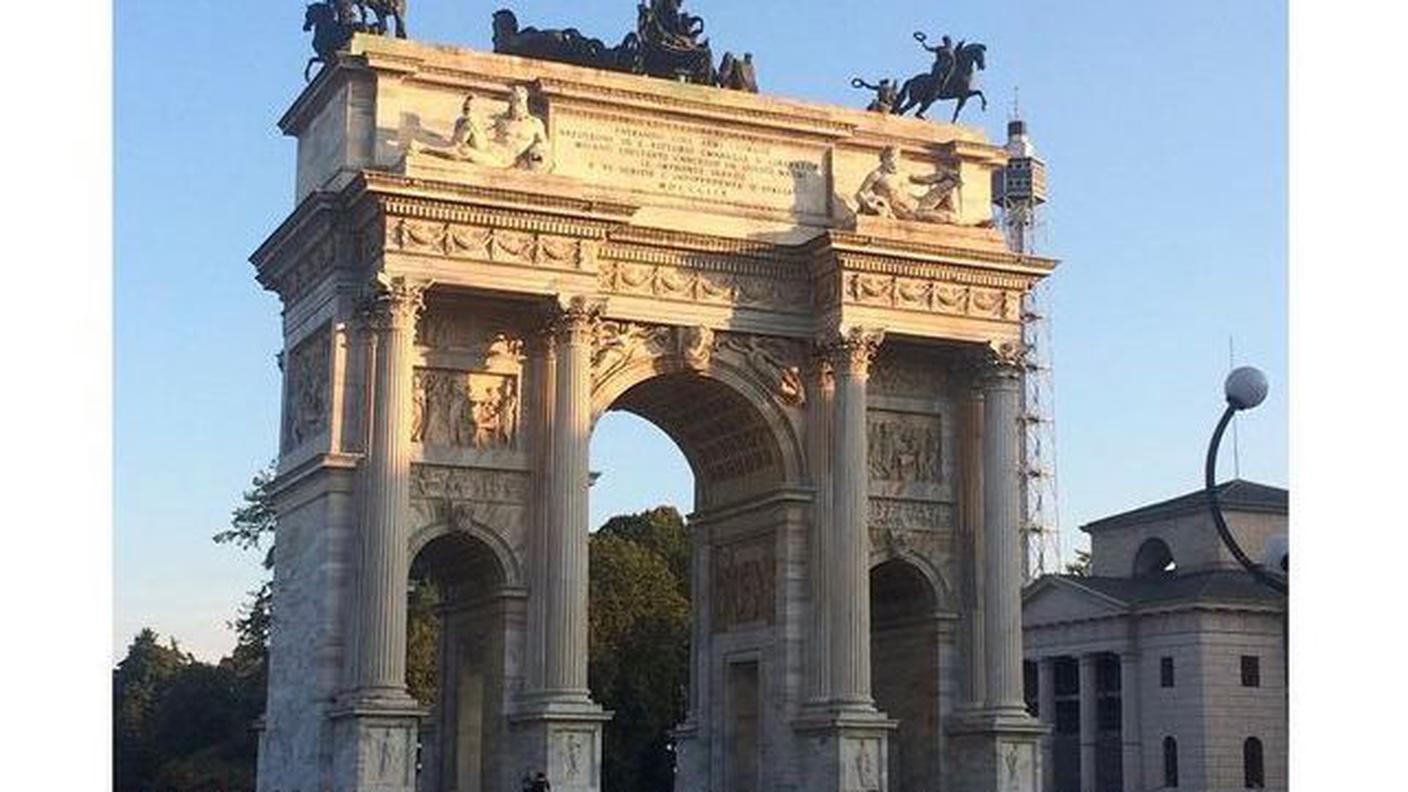 Arco della Pace. Punto di riferimento storico e di incontro, in fondo a Parco Sempione