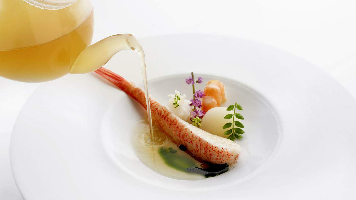 Julien Royer_KOMBU STEAMED KINKI Squid _ Obsiblue prawn consommé _ Sudachi, piatto gourmet
