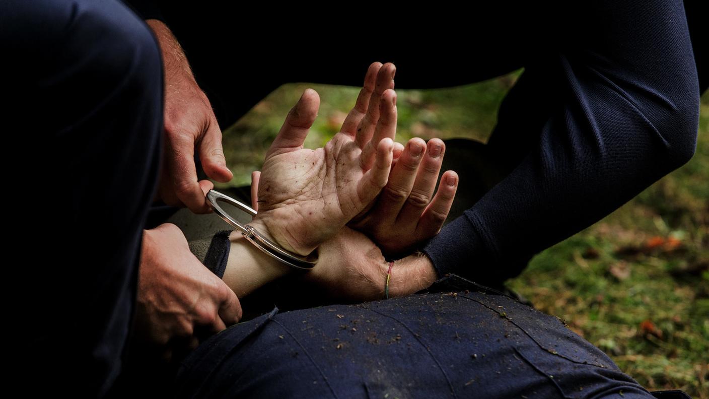 L’aggressore, di nazionalità pakistana, è stato arrestato dalle autorità.