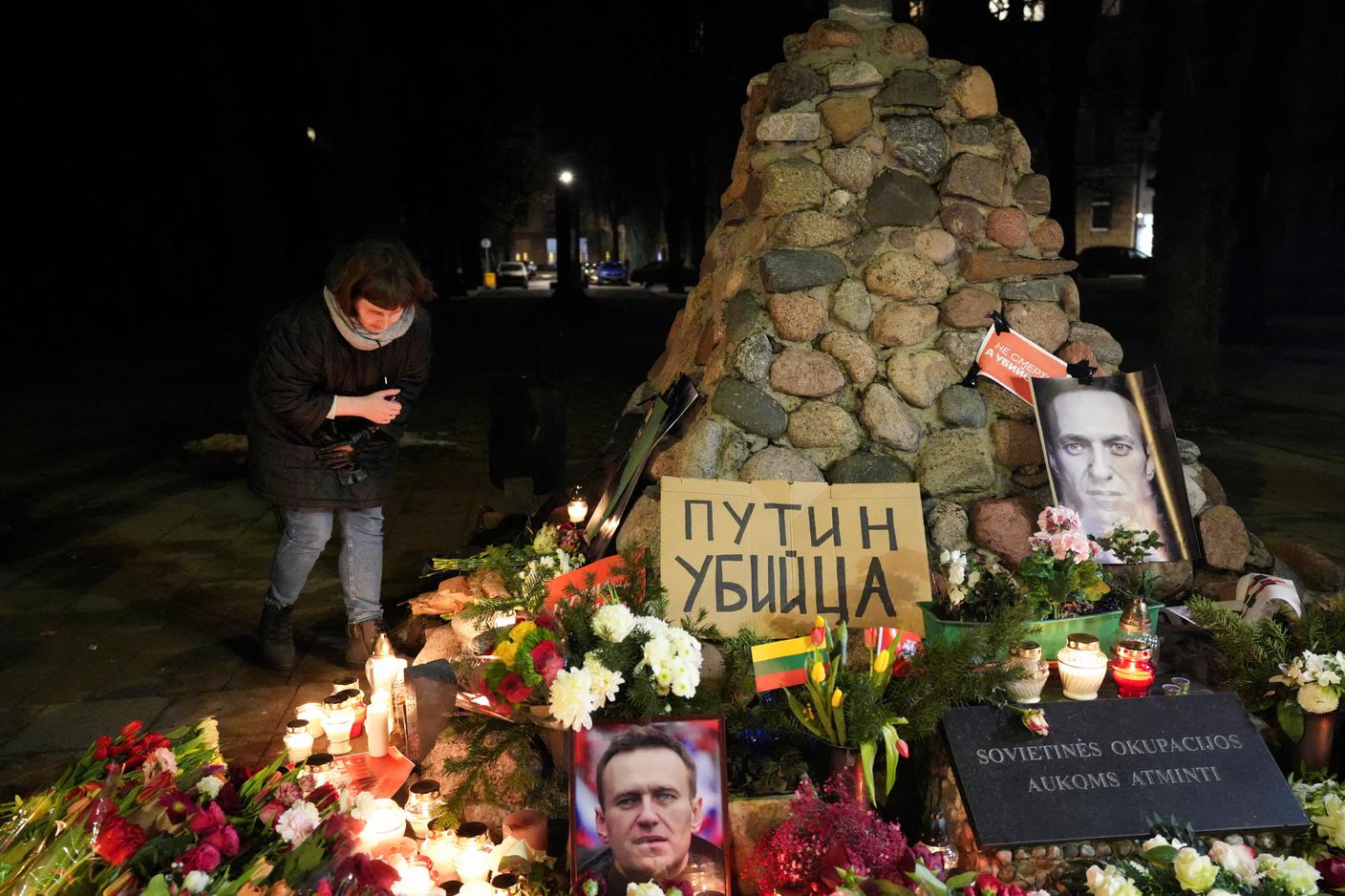 2024-02-16T182305Z_1152617462_RC2T36A5ND0K_RTRMADP_3_RUSSIA-NAVALNY-DEATH-LITHUANIA-VIGIL.JPG