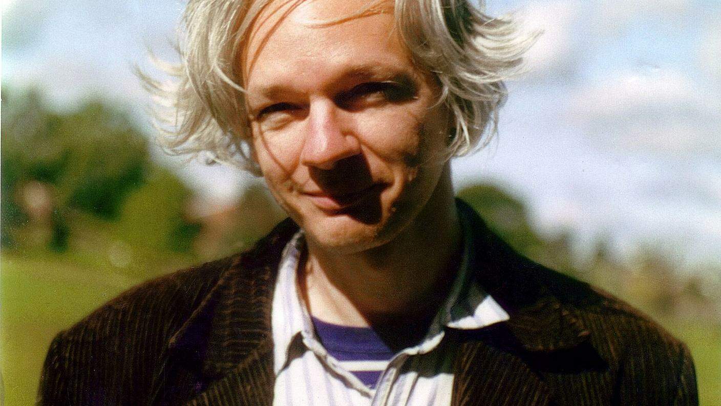1280px-Julian_Assange_full.jpg
