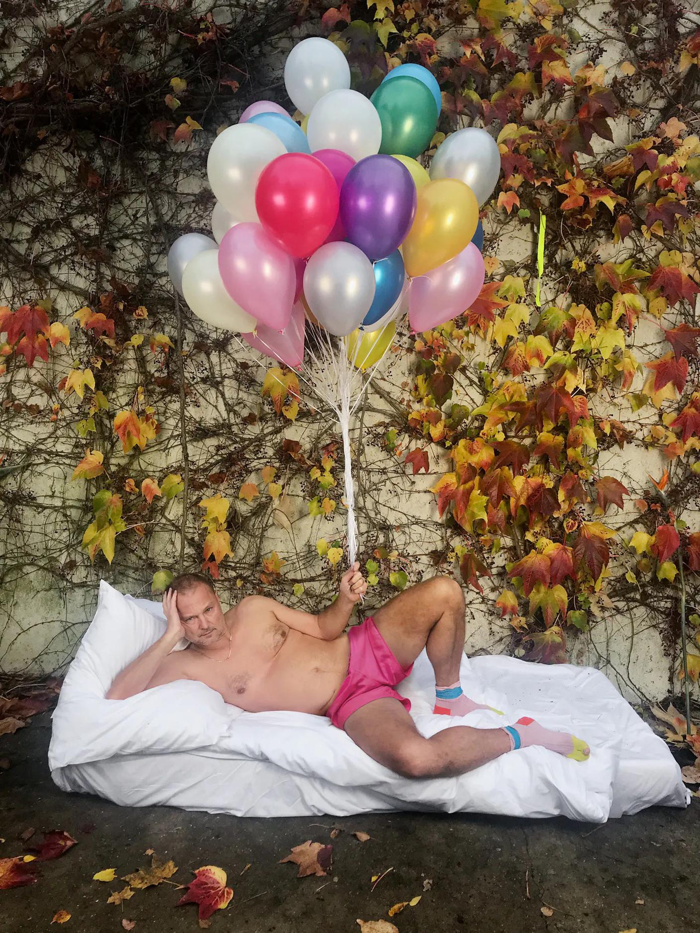 1. Autoritratto con pantaloncini rosa e palloncini, Parigi, 2017 .jpg