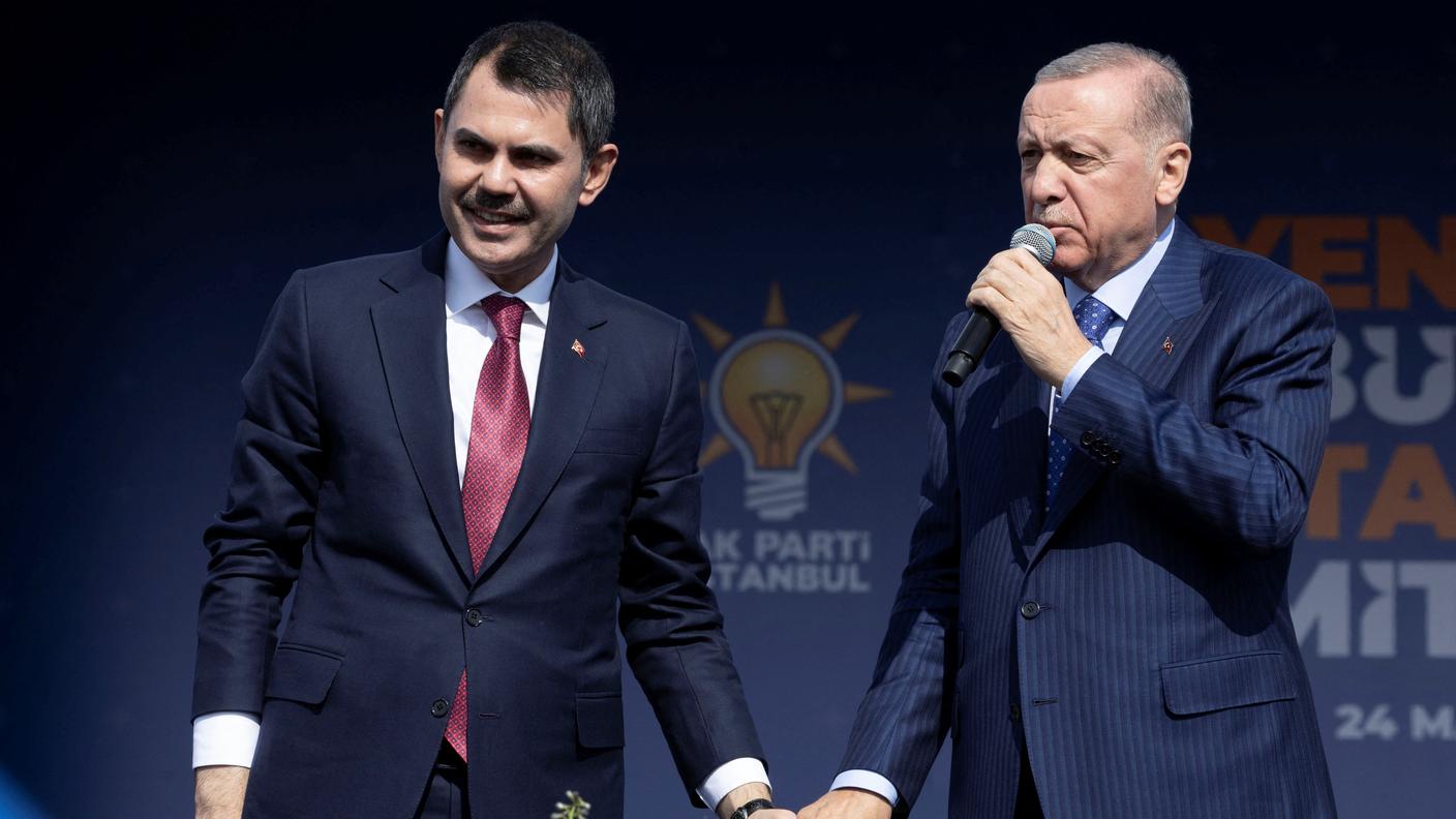 Il presidente turco Erdogan con il candidato Murat Kurum