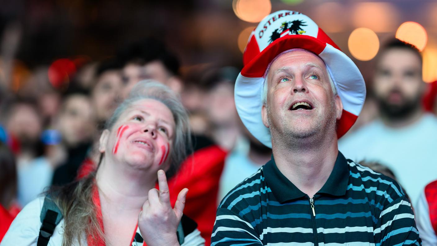 Ma anche i tifosi austriaci hanno perso il sorriso martedì sera.jpg
