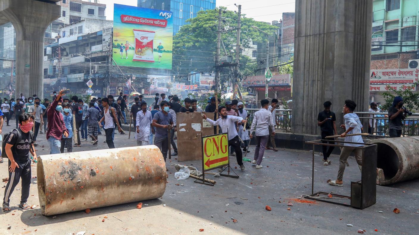 Bangladesh, la polizia spara sui manifestanti