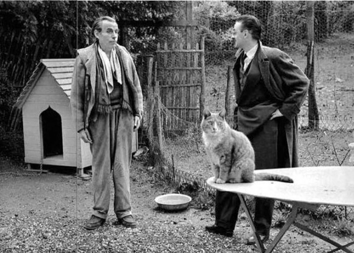 Louis-Ferdinand Céline, Bébert e il giornalista André Parinaud a Meudon nel 1955.JPG
