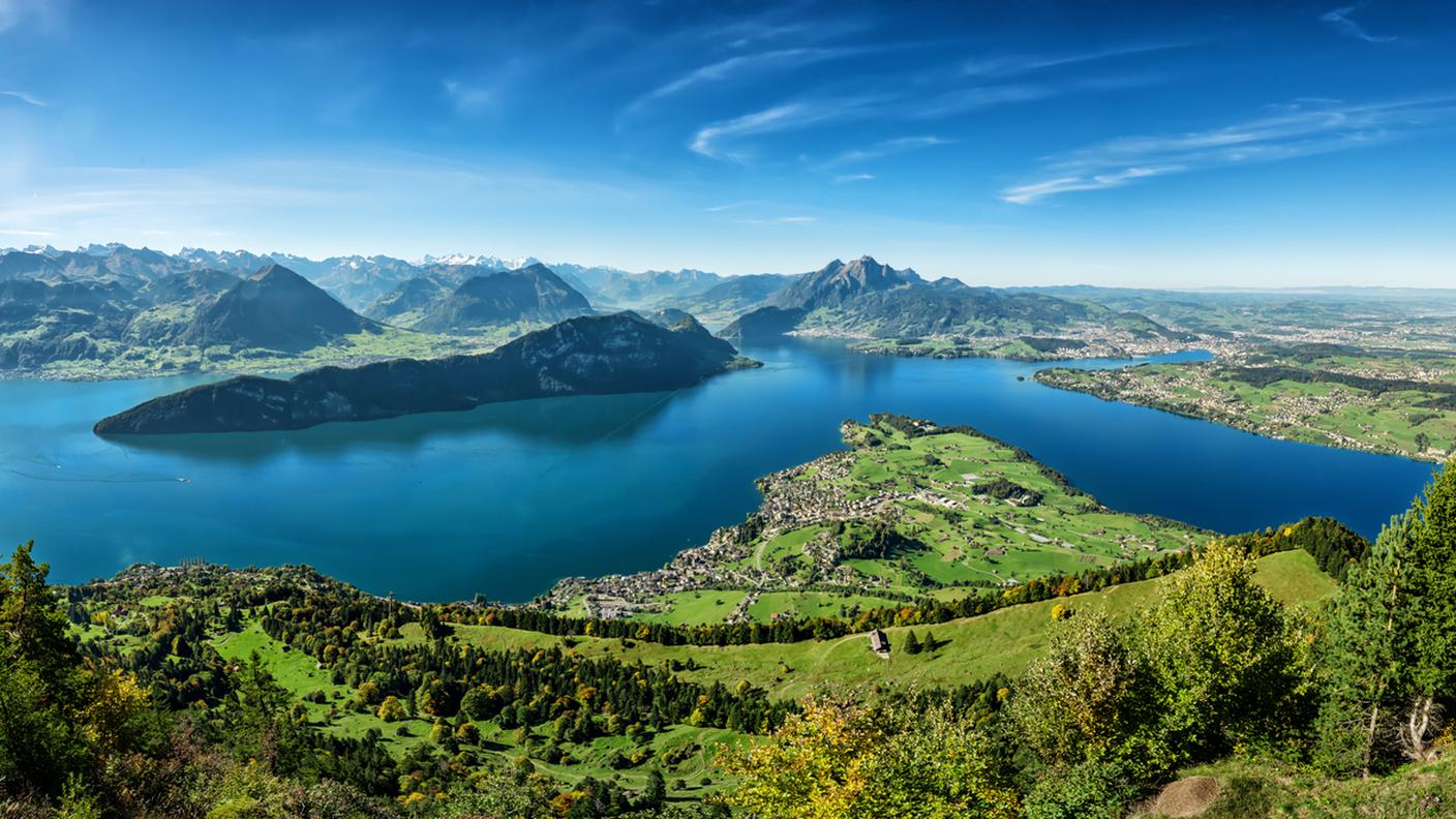 La città del Lago dei Quattro Cantoni vista dal Monte Rigi con il Monte Pilatus