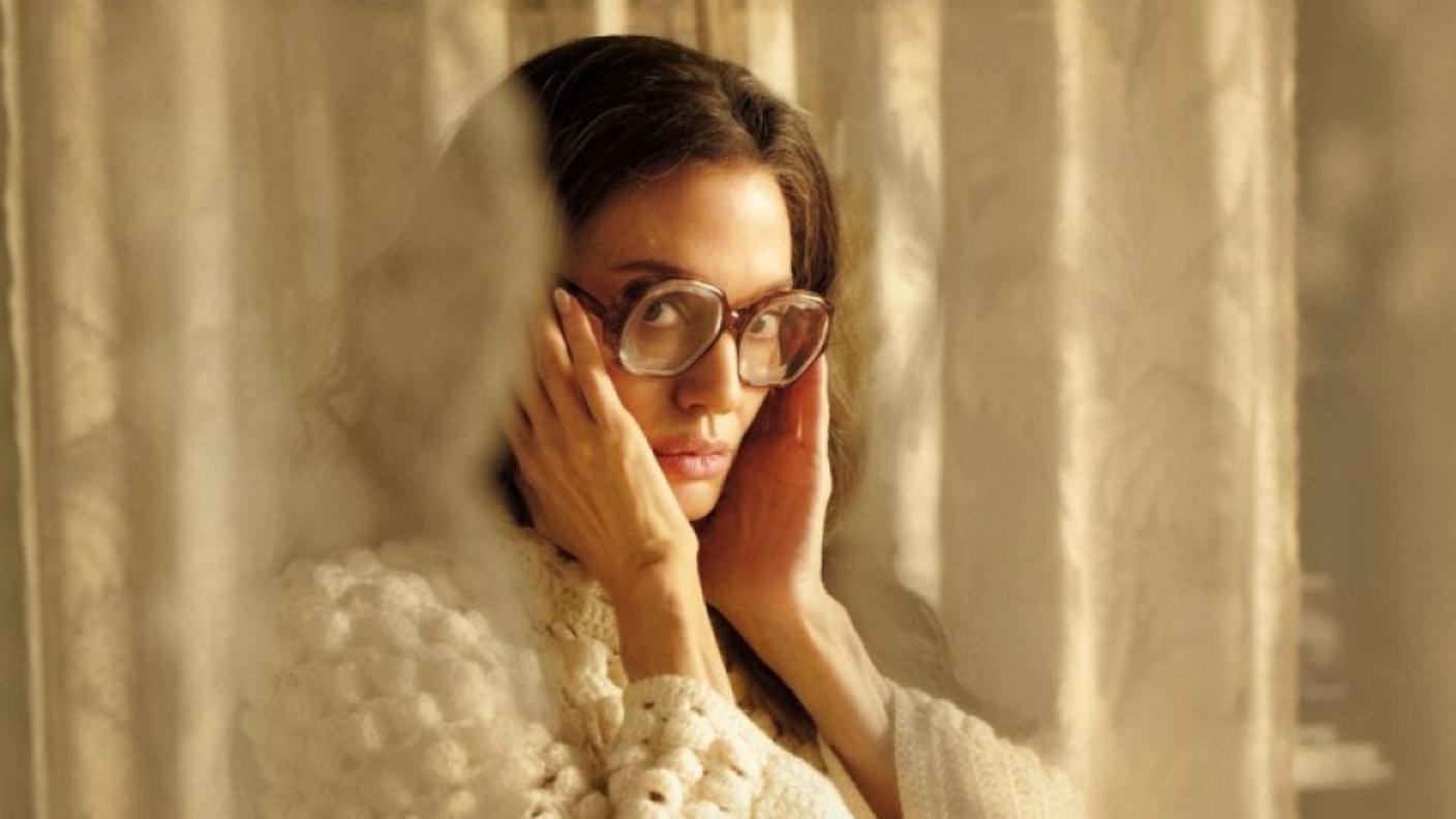 venezia-81-angelina-jolie-arriva-al-lido-con-maria-callas-nel-cast-anche-favino-rohrwacher-e-goli-wide-site-2pxdz.jpg