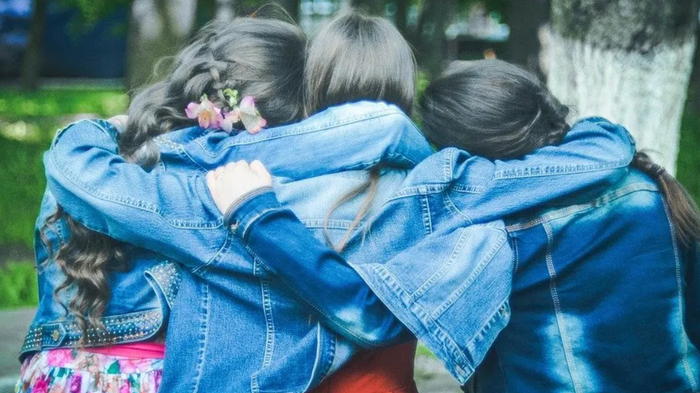 abbraccio amiche.png