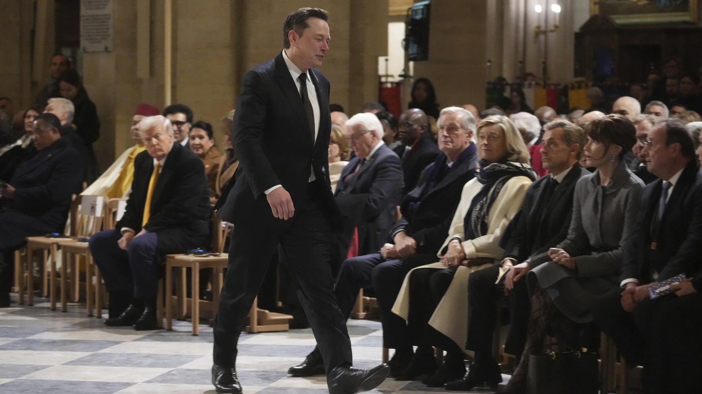 Anche l'uomo più ricco del mondo, Elon Musk, a Notre-Dame.jpg