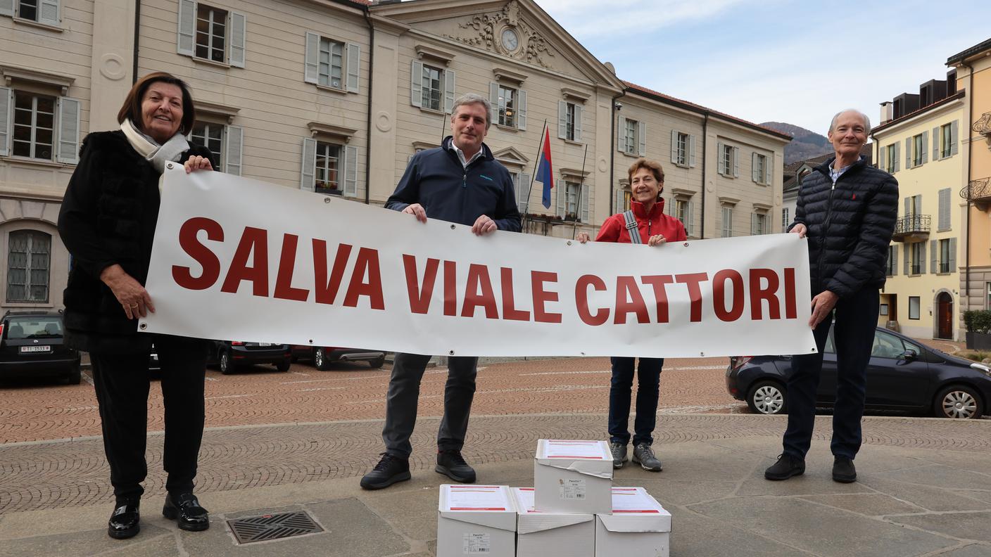 Il momento della consegna delle firme a Bellinzona.jpg