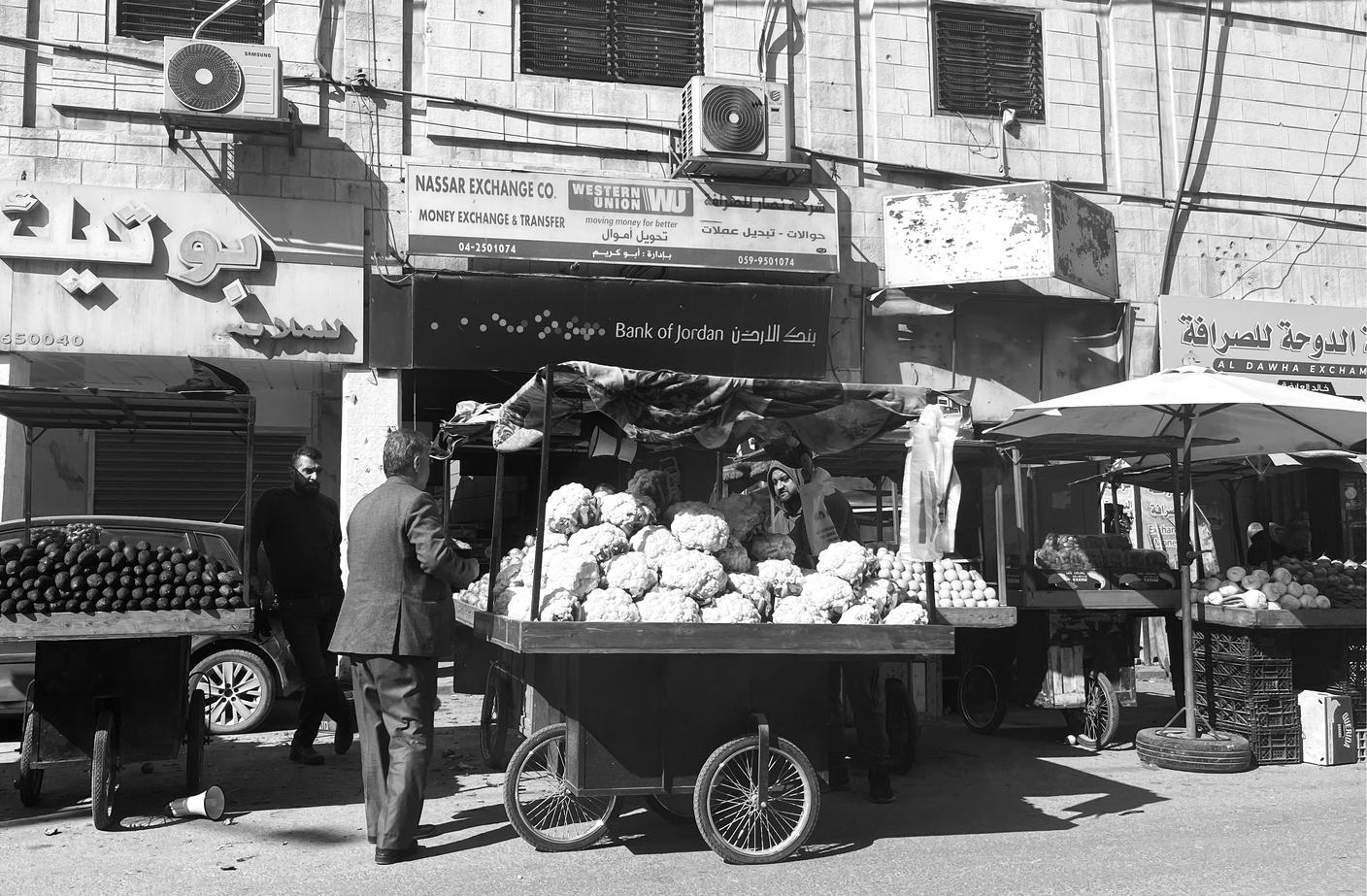 FOTO 5 - Serrande abbassate nel centro di Jenin. Rimangono attivi solo bancarelle e carretti di frutta e verdura  (Emiliano Bos - RSI).JPEG