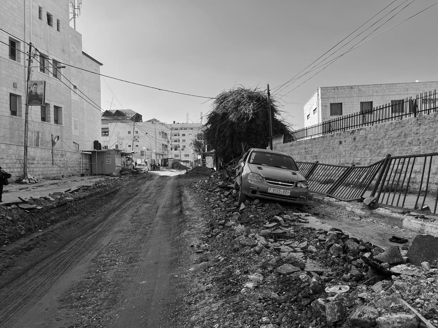 FOTO 6 - La strada accanto all'ospedale, dove sono evidenti i segni della rimozione dell'asfalto da parte dell'esercito israeliano (Emiliano Bos - RSI).JPEG