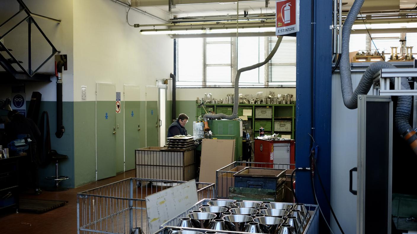 Il Conico di Aldo Rossi, bollitore realizzato in acciaio 18/10, in alcune fasi della sua produzione