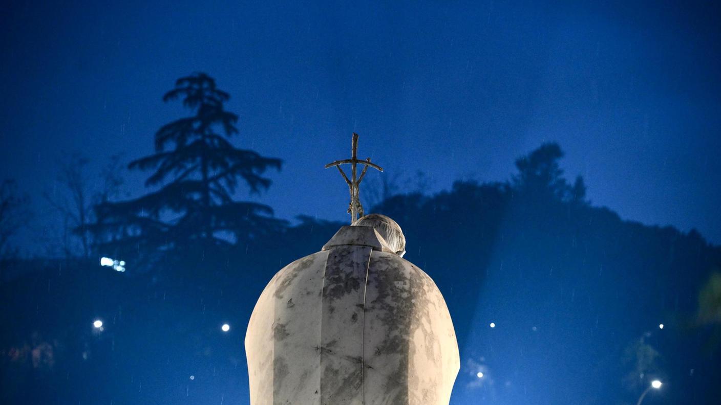 Statua di Giovanni Paolo II all'esterno del Policlinico Gemelli di Roma