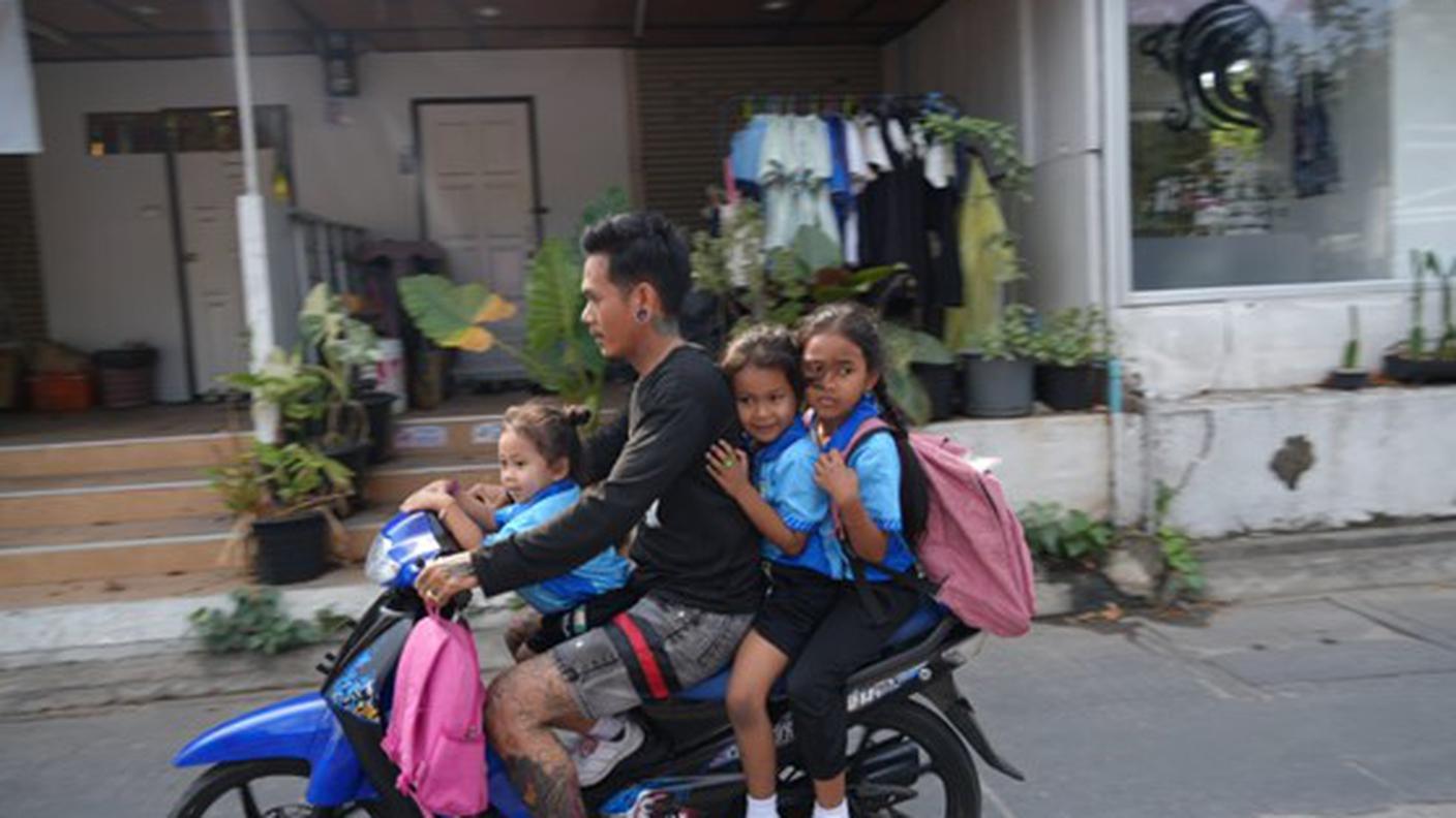 Padre con le figlie in motorino, Koh Samet (foto di Nadja Bonsaver Bertoli)