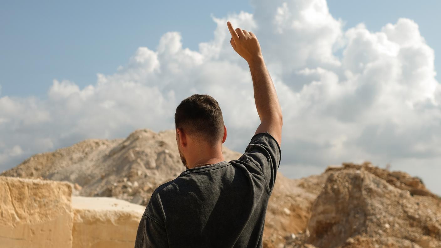 POINTING THE SKY.JPG