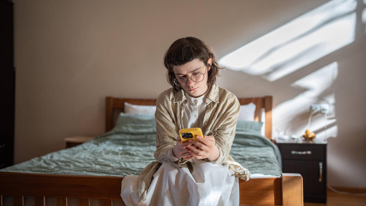 mental health smartphone girl.jpg