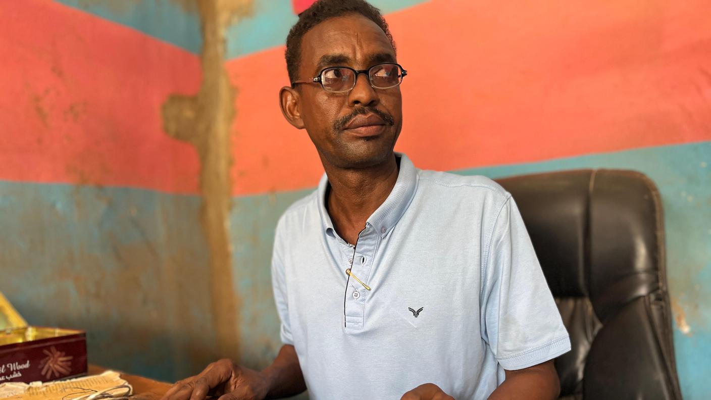 FOTO 7 - Ahmed Hassan Tajeddin è un artigiano dell'oro delle miniere del Darfur, in gran parte esportato dai capi dei paramilitari delle RSF - foto Emiliano Bos.jpeg