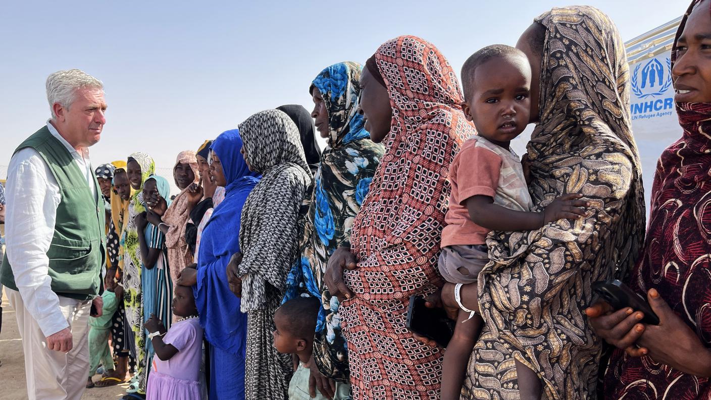 FOTO 10 - SUDAN una rifugiata da El Fasher incontra l'Alto Commissario ONU per i rifugiati Filippo Grandi - foto Emiliano Bos.JPEG