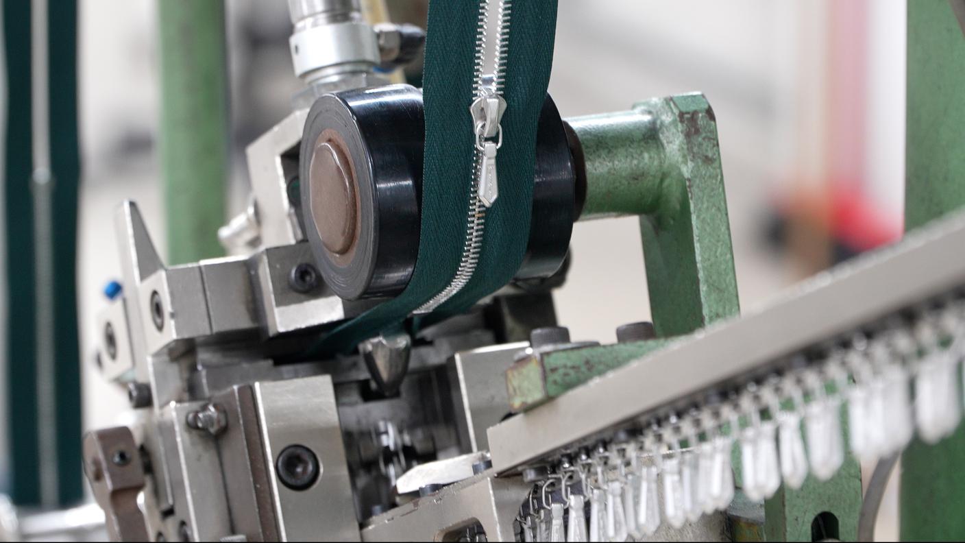 Produzione di cerniere lampo presso la fabbrica Riri di Mendrisio