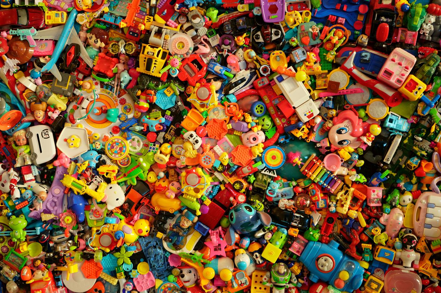 Giocattoli in plastica, Yunshuo Qu (unsplash).jpg
