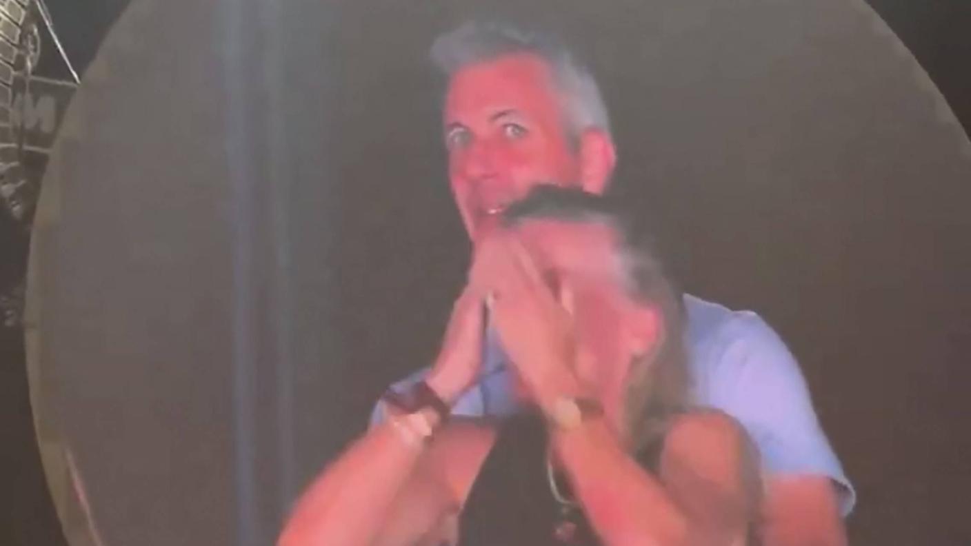 Coldplay kiss cam