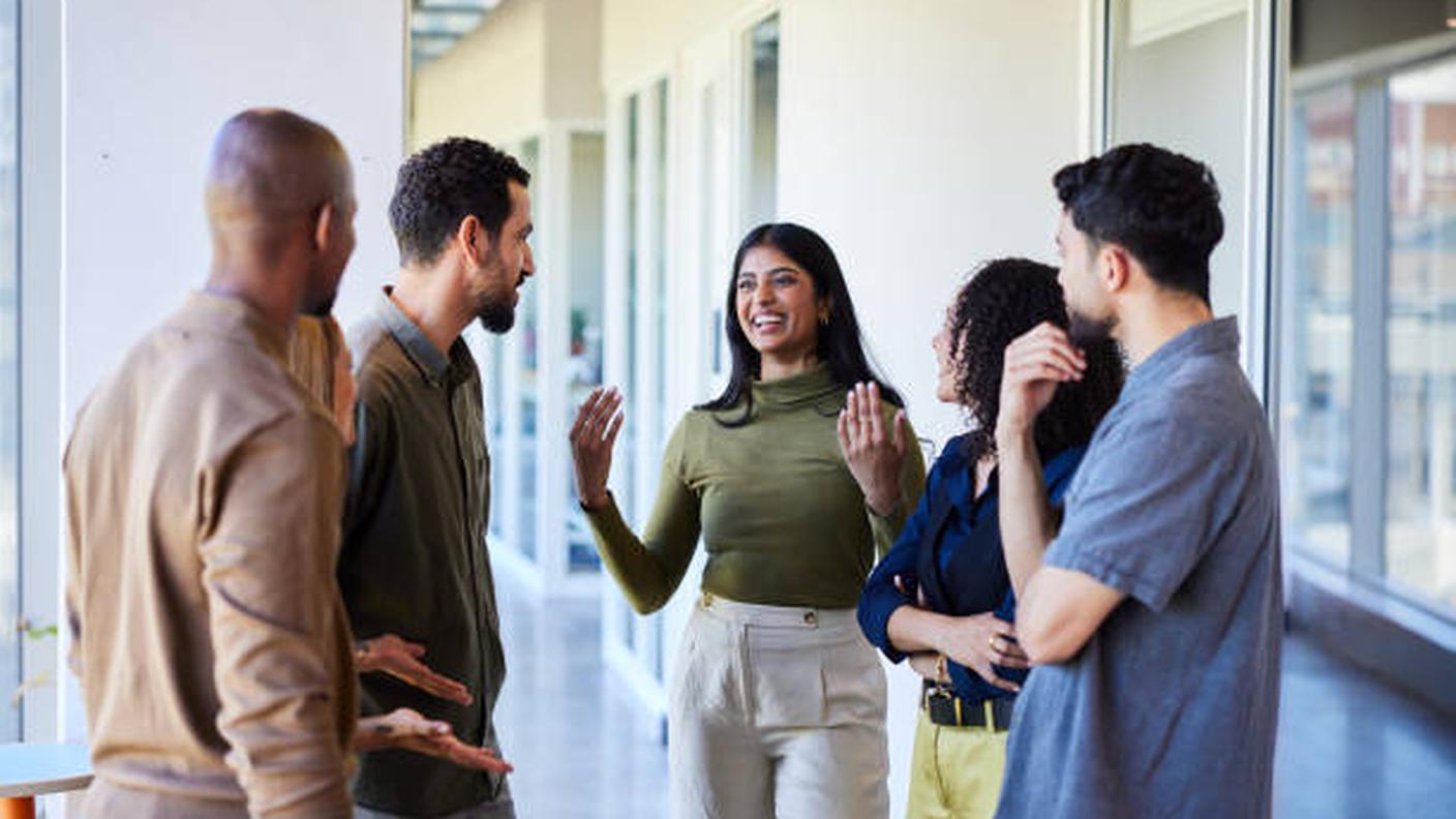 persone con diversi aspetti fisici parlano insieme