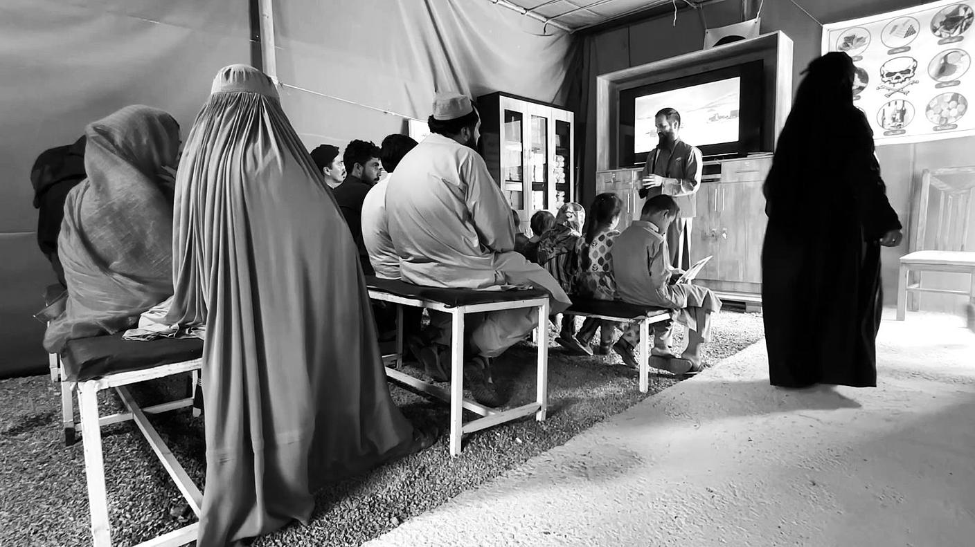 7 - KABUL I rifugiati afgani in arrivo dal Pakistan seguono lezioni sul rischio mine al Centro dell'UNHCR © foto E.Bos.jpg
