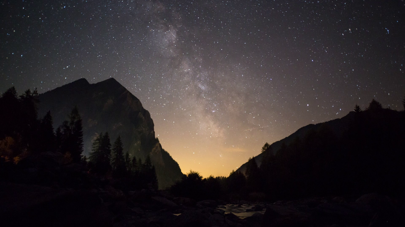 Cielo notturno in val di Blenio: sullo sfondo il Sosto, in cielo la Via Lattea 