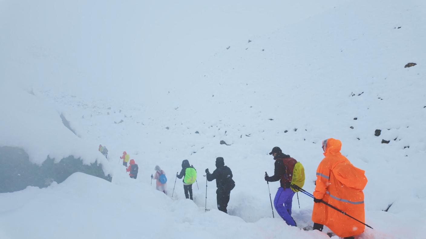 2025-10-05T183515Z_2023691429_RC2U5HAM5P7T_RTRMADP_3_ASIA-WEATHER-CHINA-EVEREST.JPG