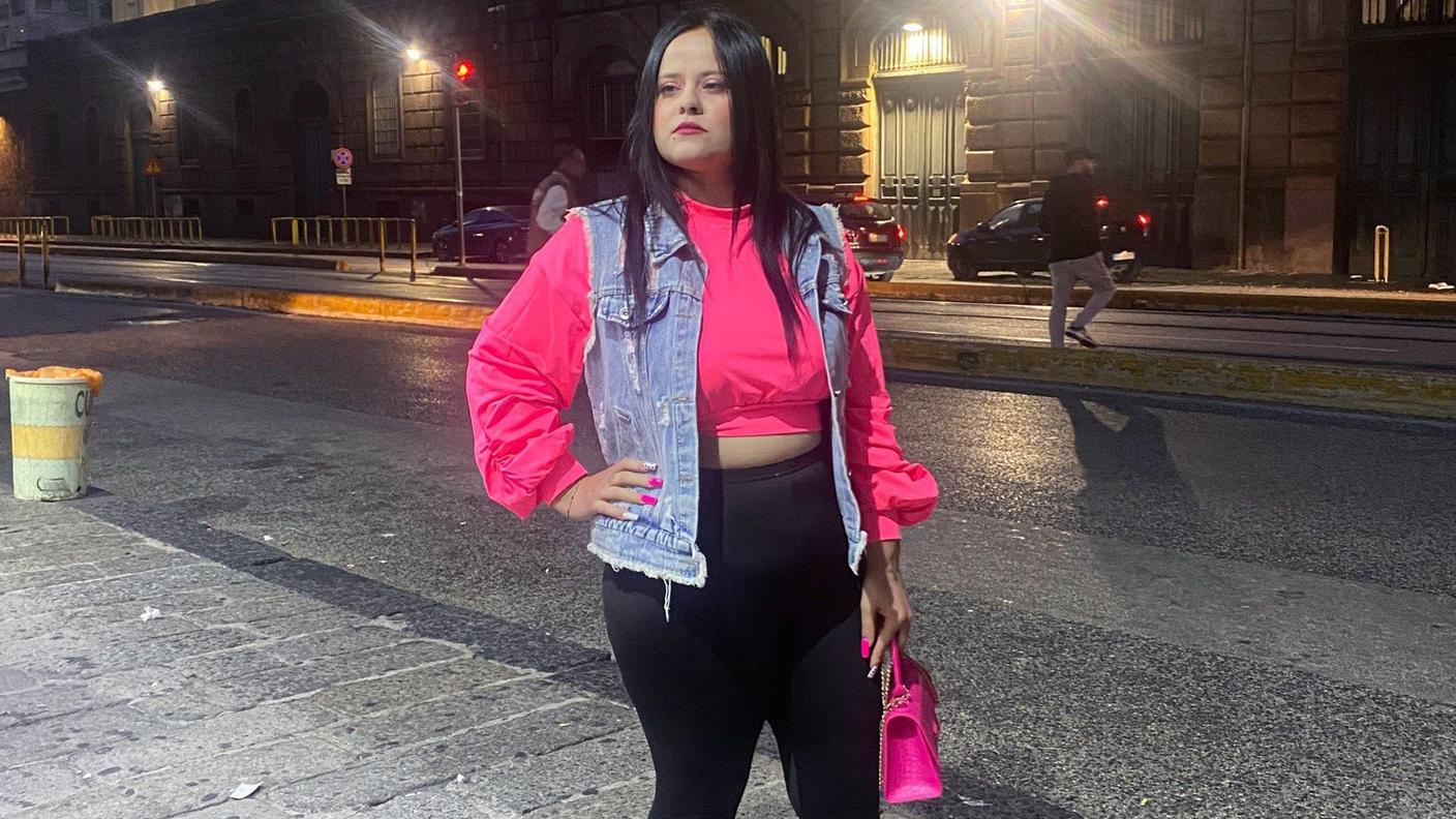 Una giovanissima sta per visitare un parente in carcere