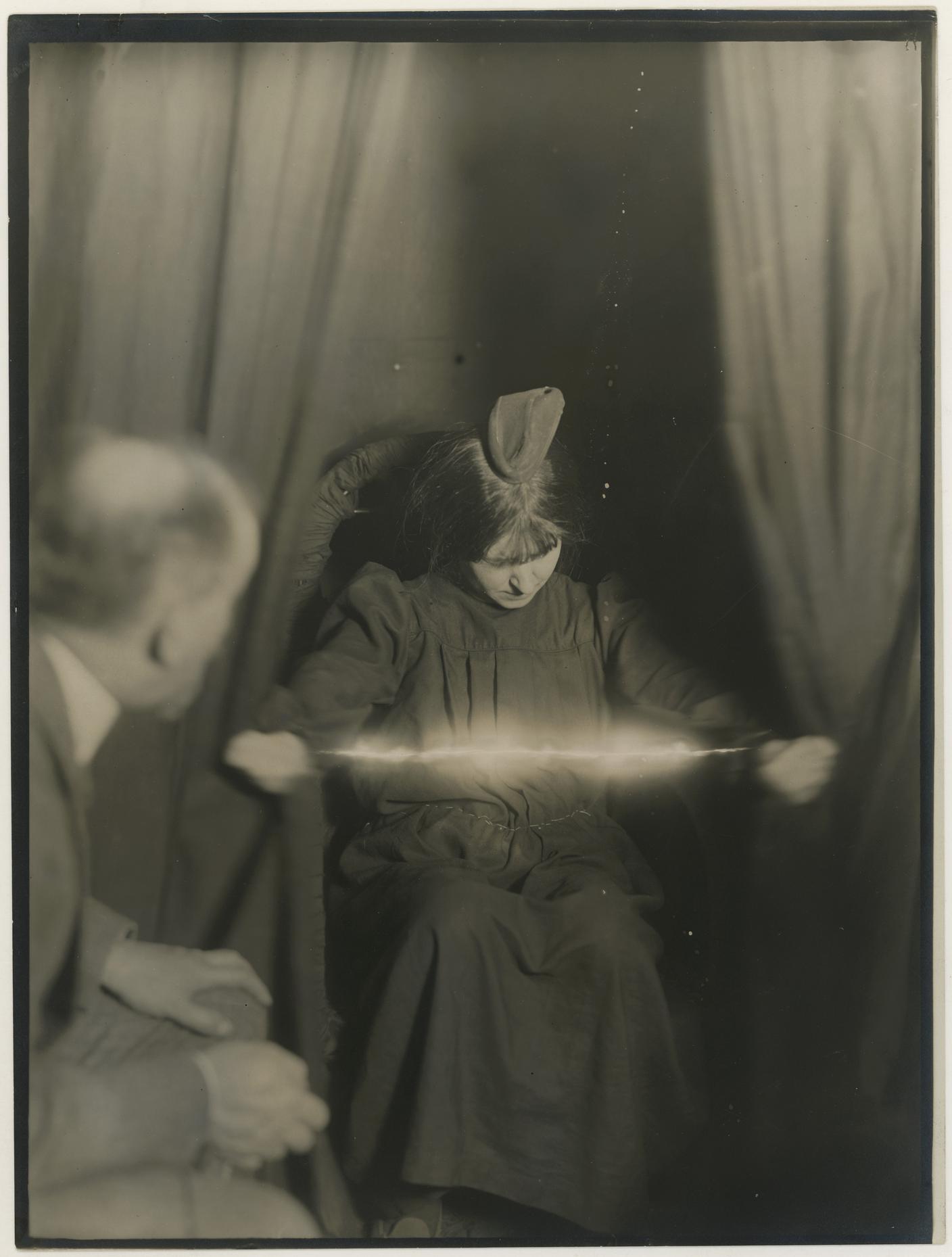 Albert Freiherr von Schrenck-Notzing; Juliette Alexandre-Bisson, The Medium Eva C., 17.5.1912