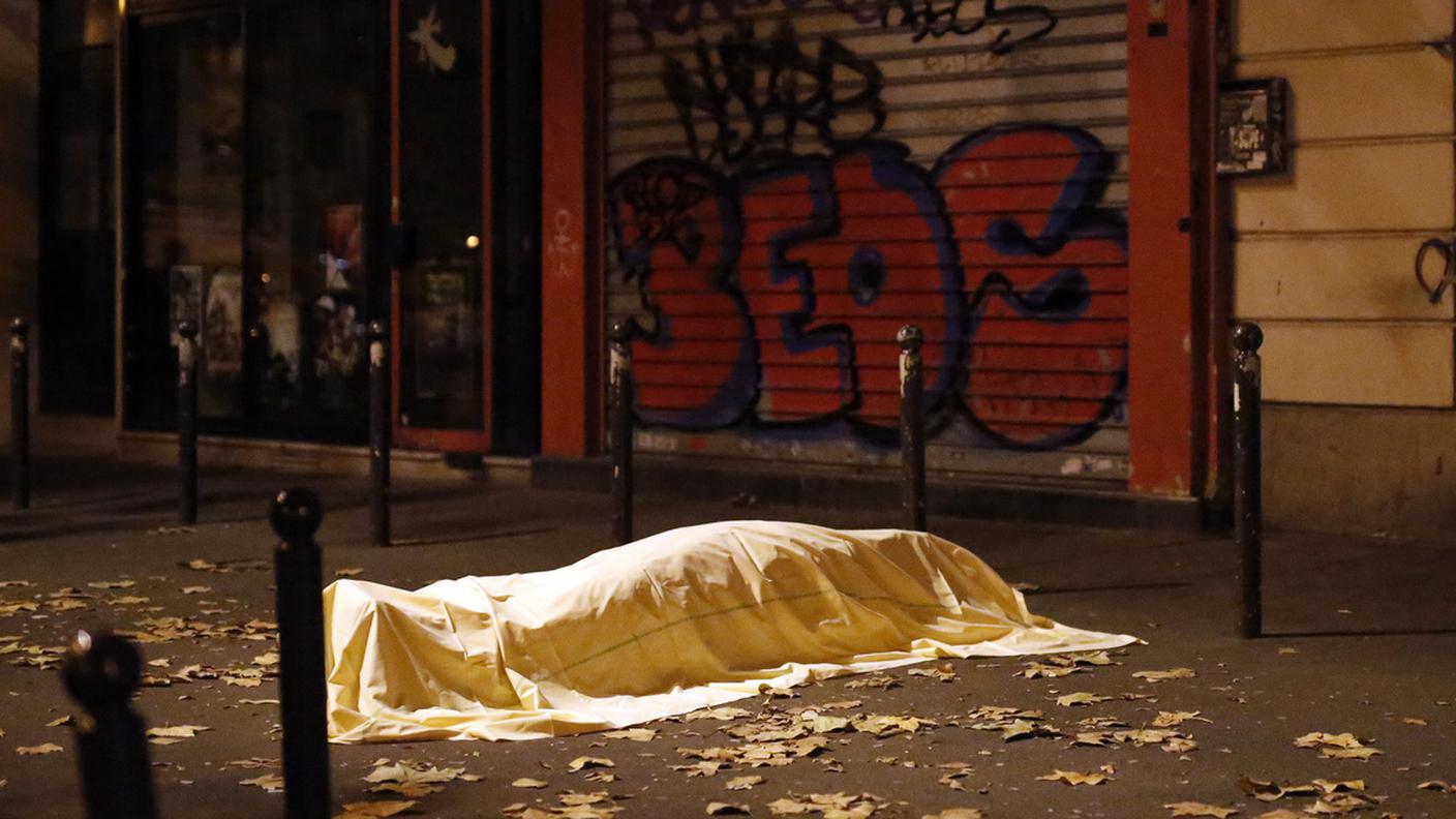 Un corpo senza vita giace a terra fuori dal Bataclan