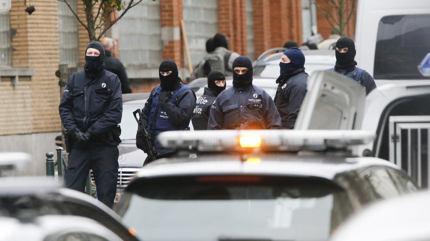La polizia in azione per le strade di Molenbeek (Belgio) il giorno dopo gli attentati di Parigi