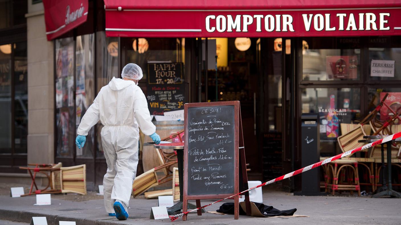Parigi, 16 novembre: la scientifica fuori da uno dei locali colpiti dagli attentatori