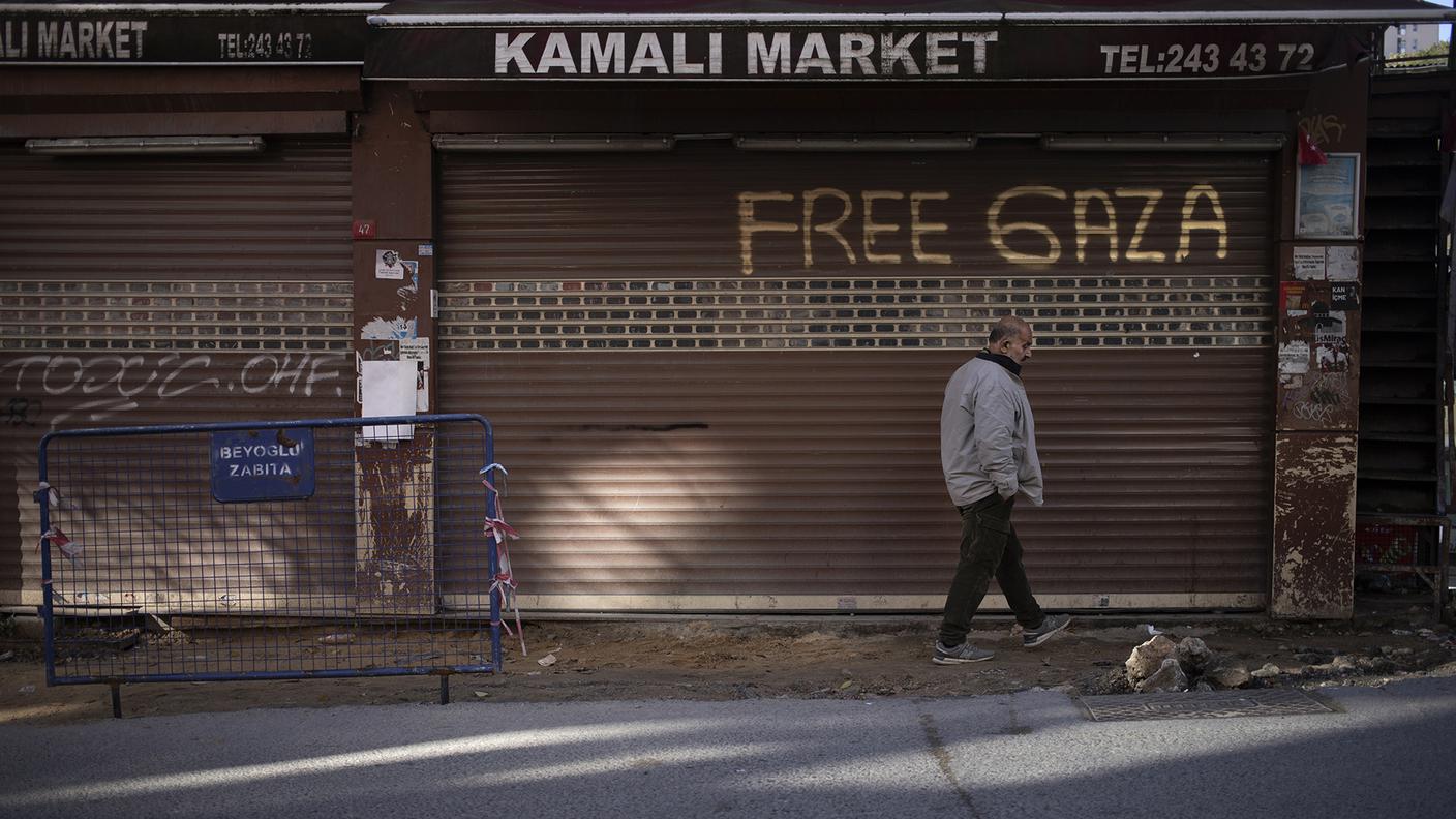 La scritta “Gaza Libera” appare anche sulla serranda chiusa di un supermercato.