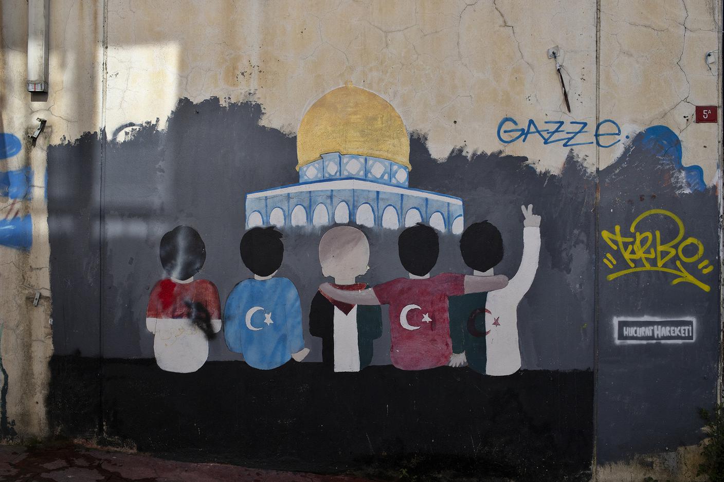 Un murales rappresenta un gruppo di bambini, turchi e palestinesi, di fronte alla Moschea al-Aqsa a Gerusalemme.