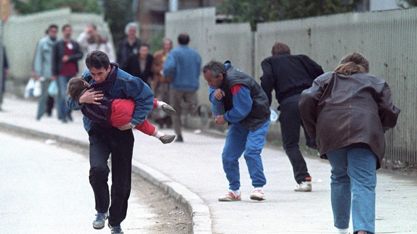 Aprile 1993: le persone a Sarajevo fuggono dai proiettili esplosi dai cecchini