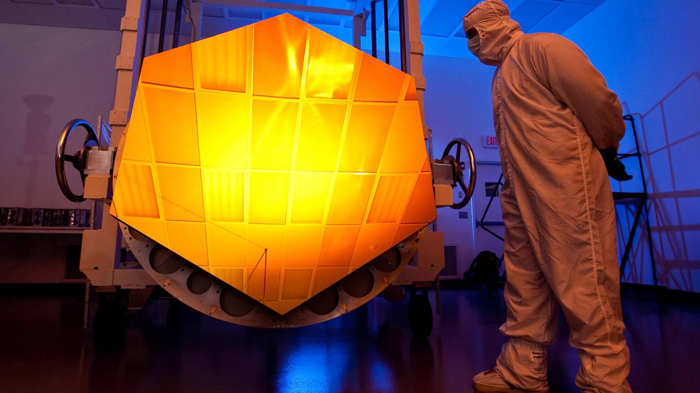 Un segmento di James Webb rivestito in oro